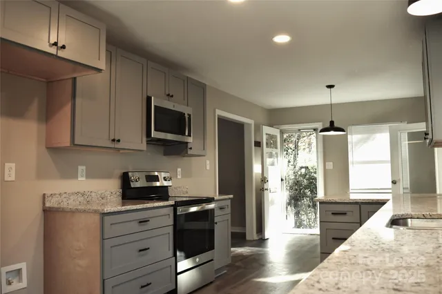 $1,850 | 320 West Stewart Avenue, Mooresville, NC 28115