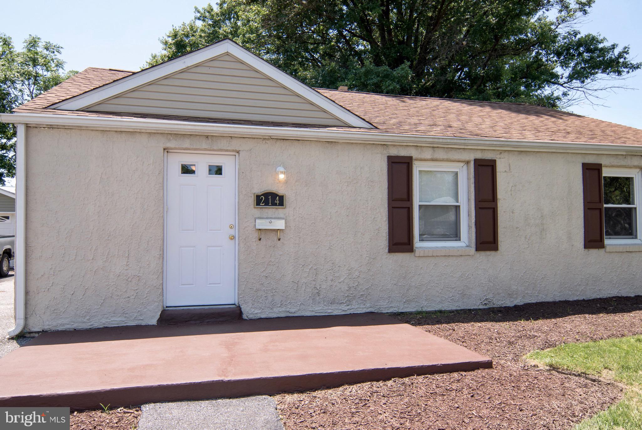 214 Blue Hen Road New Castle, DE 19720 - Photo 3 of 25 Come on in!