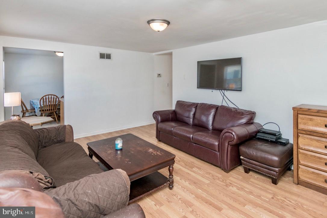 214 Blue Hen Road New Castle, DE 19720 - Photo 4 of 25 Great space for entertaining!