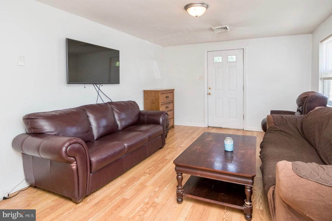 214 Blue Hen Road New Castle, DE 19720 - Photo 5 of 25 Living space with tons of natural light!