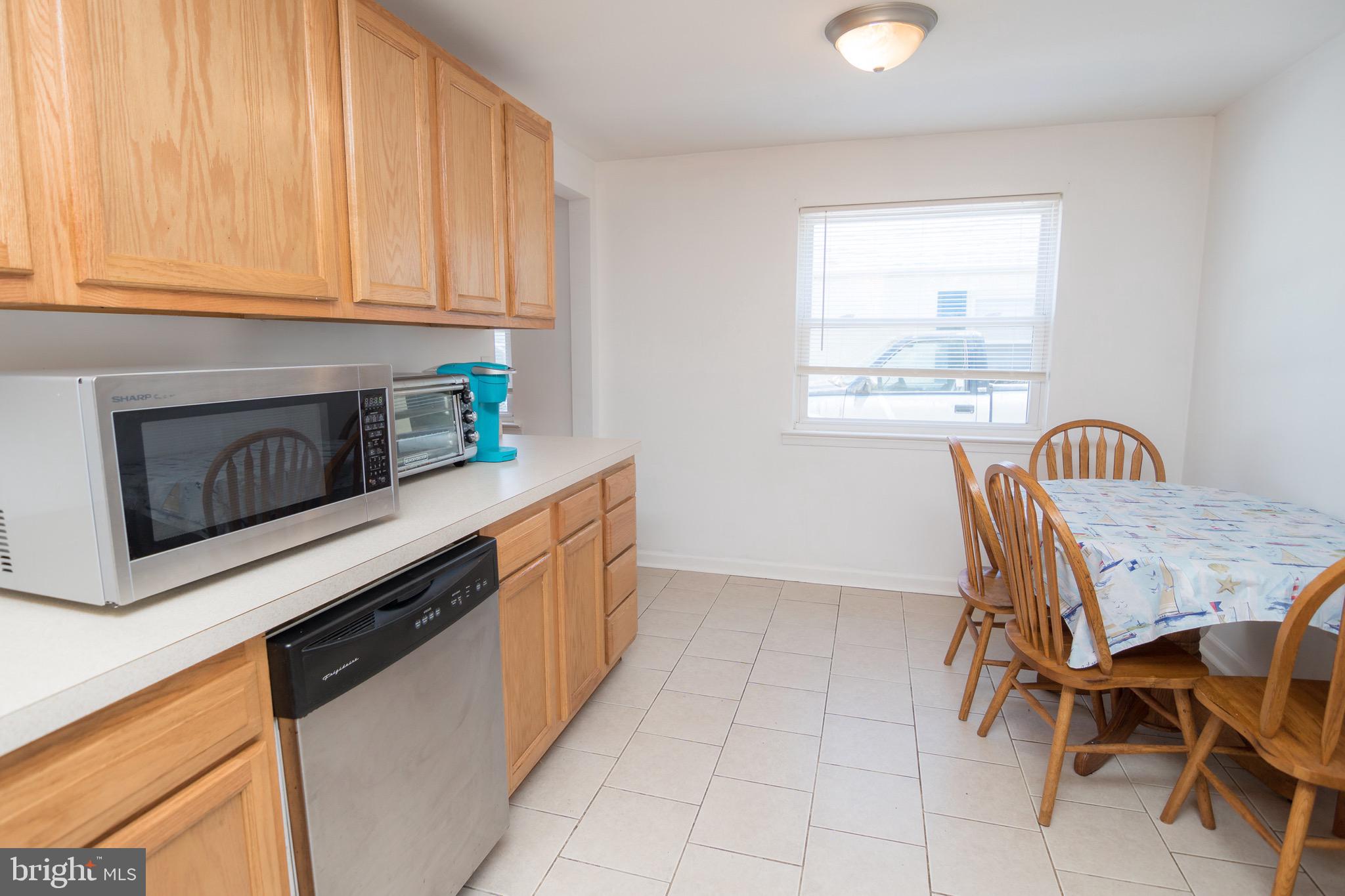 214 Blue Hen Road New Castle, DE 19720 - Photo 8 of 25 Eat in kitchen!