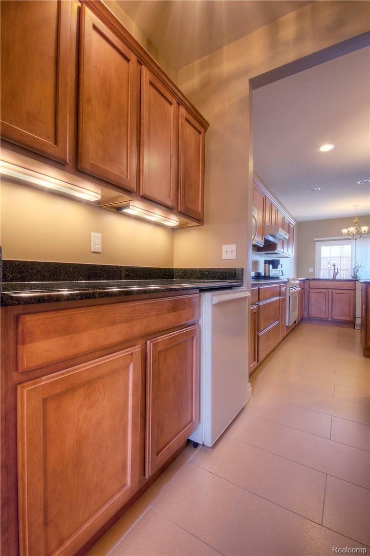 45916 South Stonewood Road Canton, MI 48187 - Photo 12 of 39 12 Kitchen.jpg
