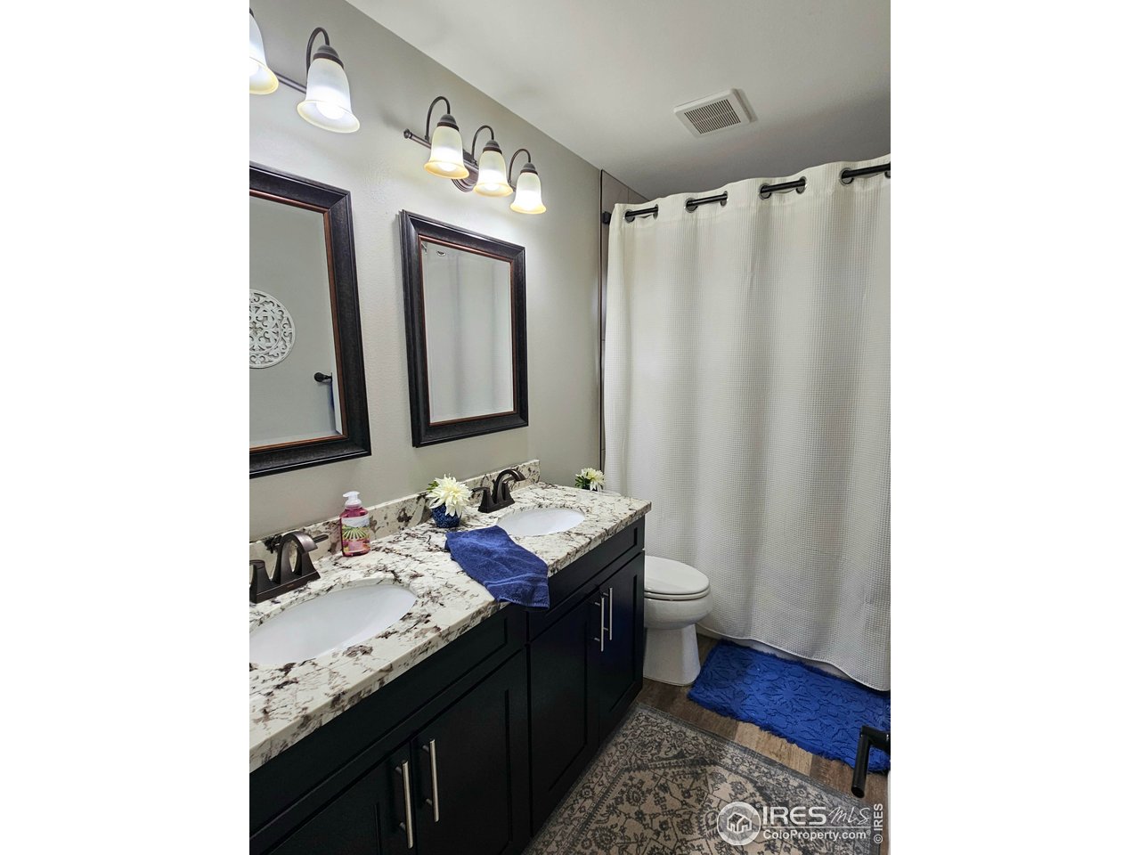 511 Pawnee Drive Sterling, CO 80751 - Photo 20 of 50 Upper level full bathroom