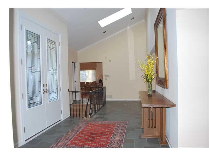 939 Valleyview Road Mt. Lebanon, PA 15243 - Photo 2 of 21 Entry/Foyer.