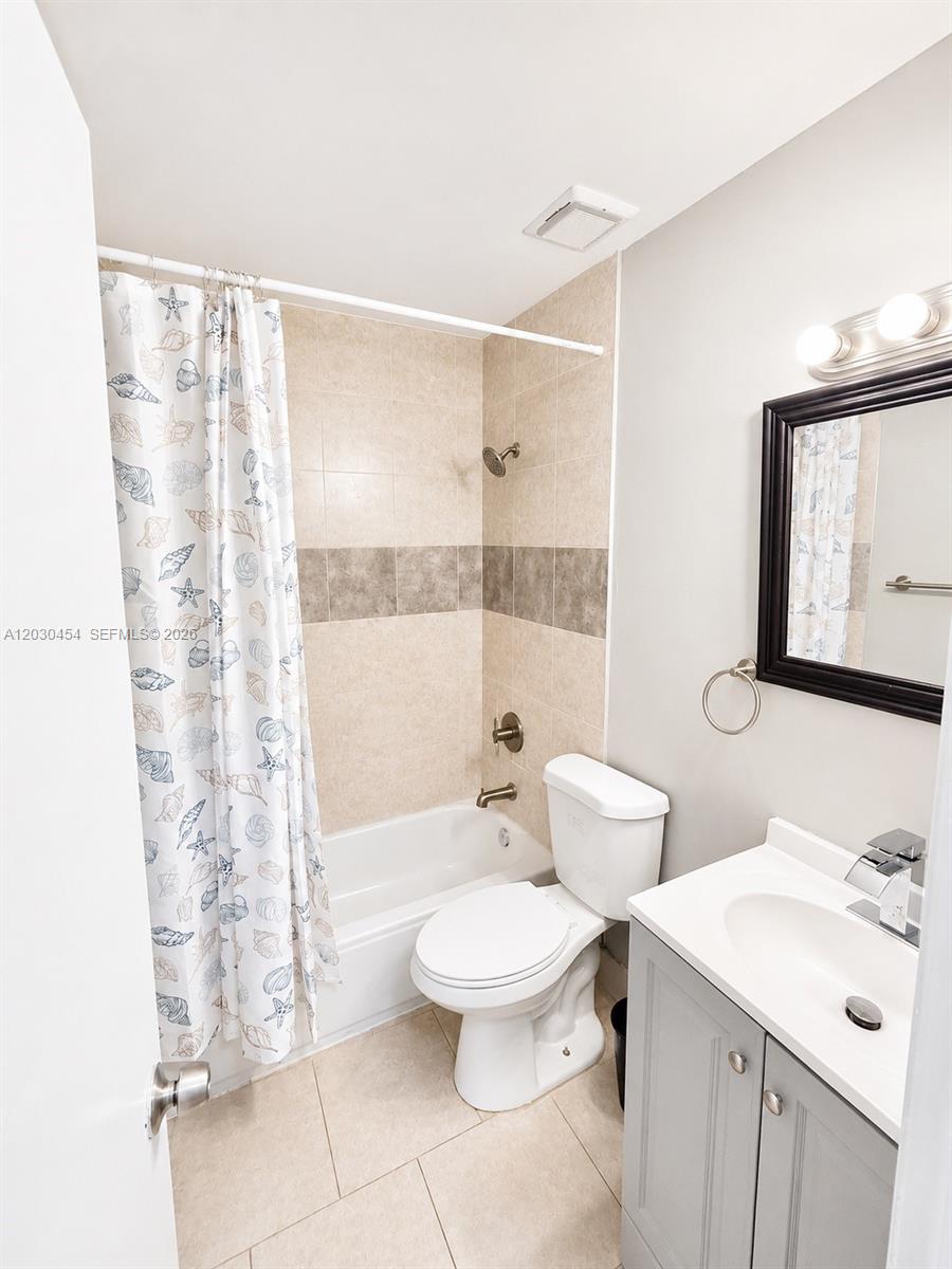 20600 Southwest 118th Place Miami, FL 33177 - Photo 8 of 10 Guest bathroom