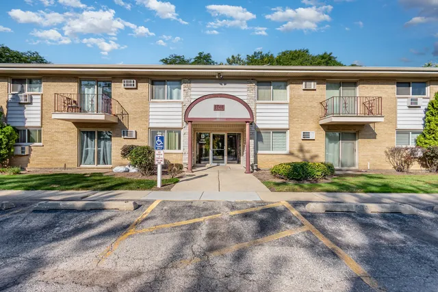 $169,900 | 5740 Concord Lane, Unit 12, Clarendon Hills, IL 60514