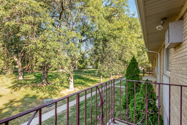 $169,900 | 5740 Concord Lane, Unit 12, Clarendon Hills, IL 60514