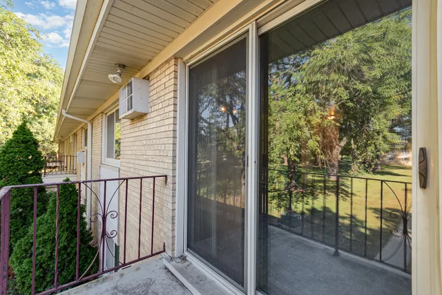 $169,900 | 5740 Concord Lane, Unit 12, Clarendon Hills, IL 60514