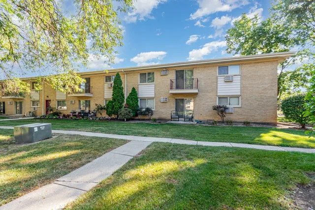 $169,900 | 5740 Concord Lane, Unit 12, Clarendon Hills, IL 60514