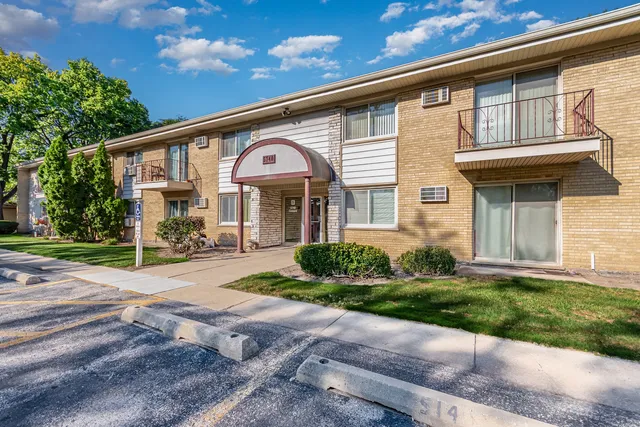$169,900 | 5740 Concord Lane, Unit 12, Clarendon Hills, IL 60514