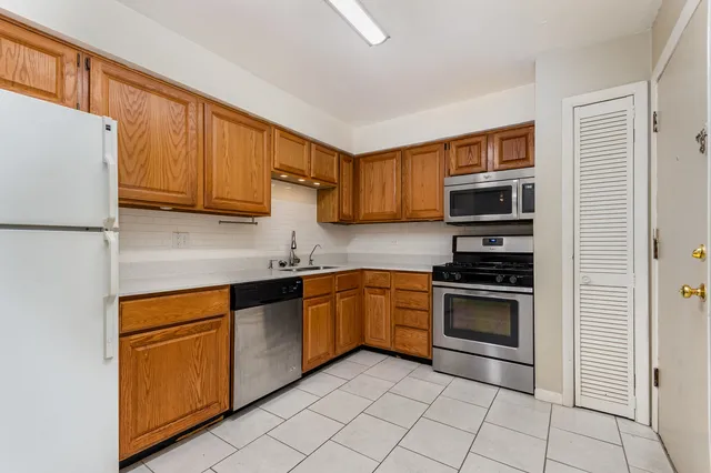 $169,900 | 5740 Concord Lane, Unit 12, Clarendon Hills, IL 60514