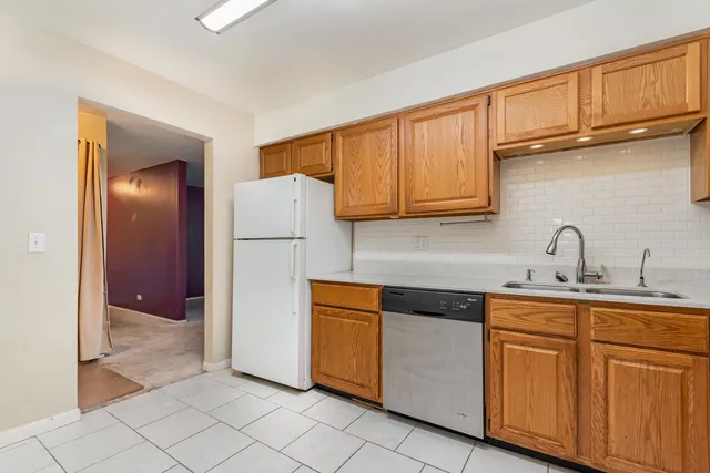 $169,900 | 5740 Concord Lane, Unit 12, Clarendon Hills, IL 60514