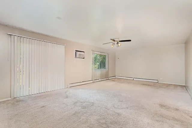 $169,900 | 5740 Concord Lane, Unit 12, Clarendon Hills, IL 60514