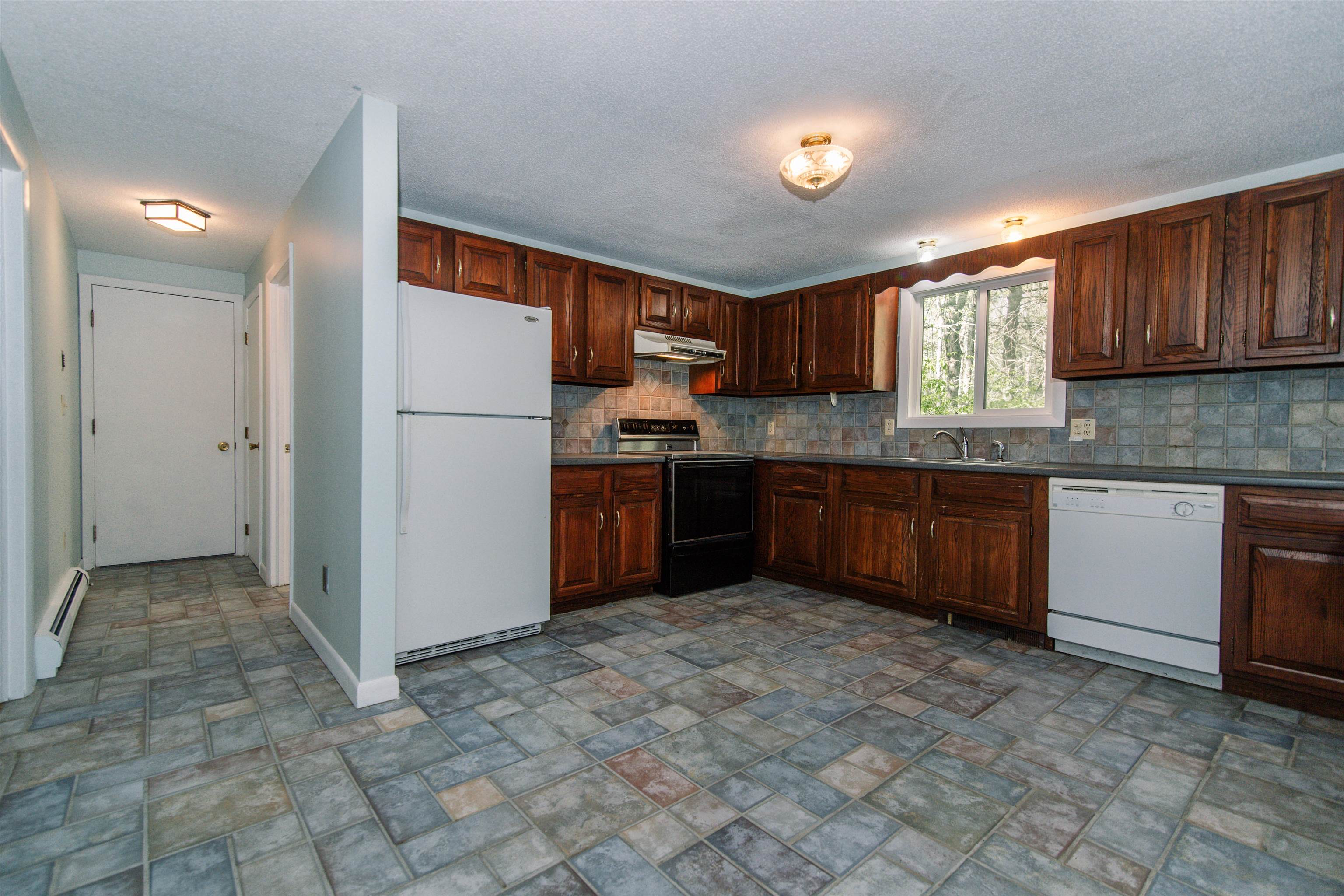 146 Hampstead Road Sandown, NH 03873 - Photo 5 of 40