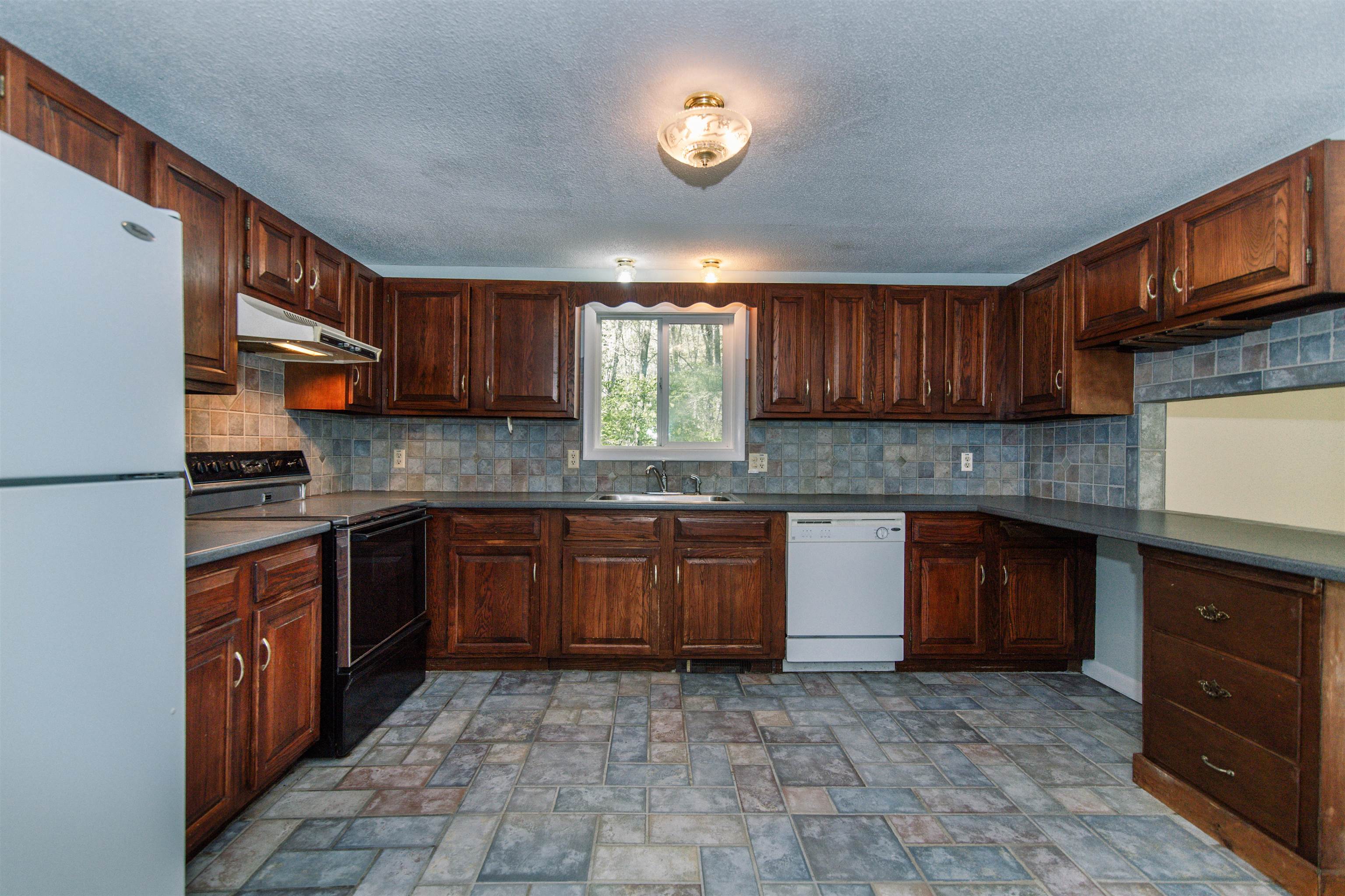 146 Hampstead Road Sandown, NH 03873 - Photo 6 of 40