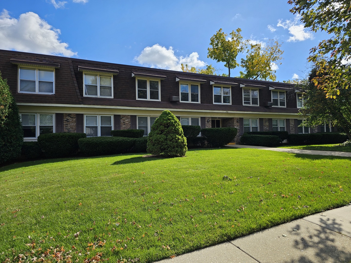 350 Brainerd Avenue, Unit 7A Libertyville, IL 60048 - Photo 1 of 9 a front view of a house with a yard