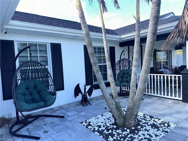 a view of entryway with a flower pot