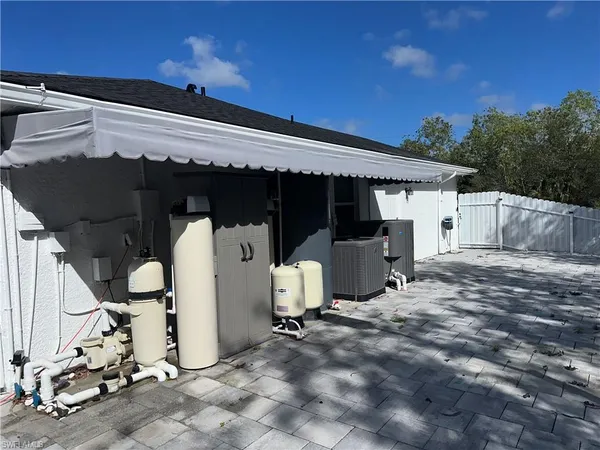 a view of a backyard