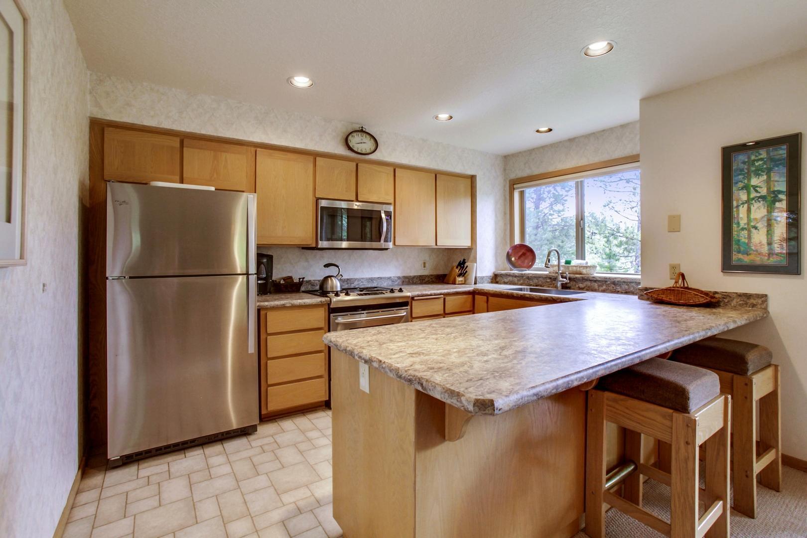 57321 Beaver Ridge Loop, Unit 1 Sunriver, OR 97707 - Photo 9 of 28 R1 kitchen