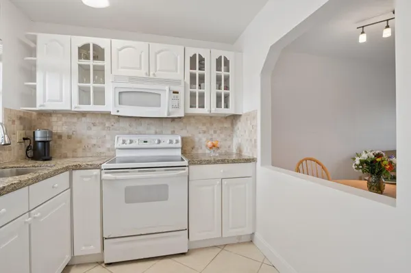 $76,000 | 8305 Sunrise Lakes Boulevard, Unit 308, Sunrise, FL 33322