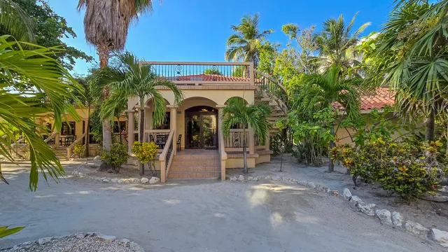 a view of entryway with garden