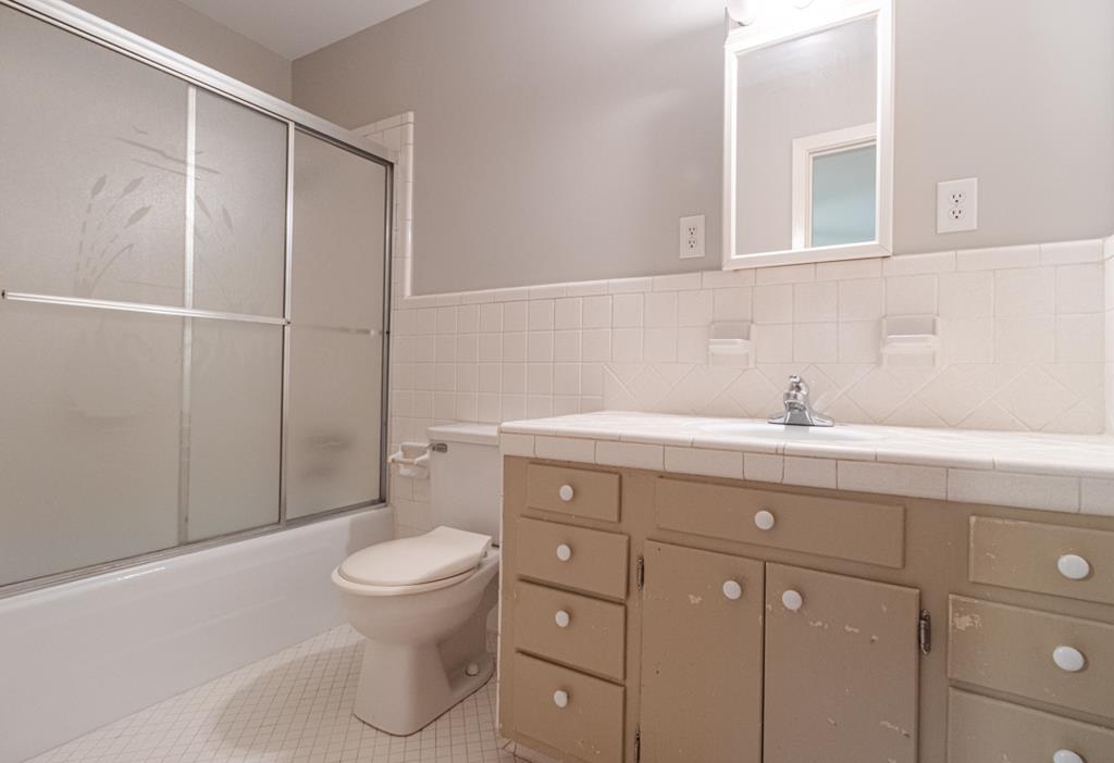 217 Charles Road Chatsworth, GA 30705 - Photo 28 of 43 Primary Bath