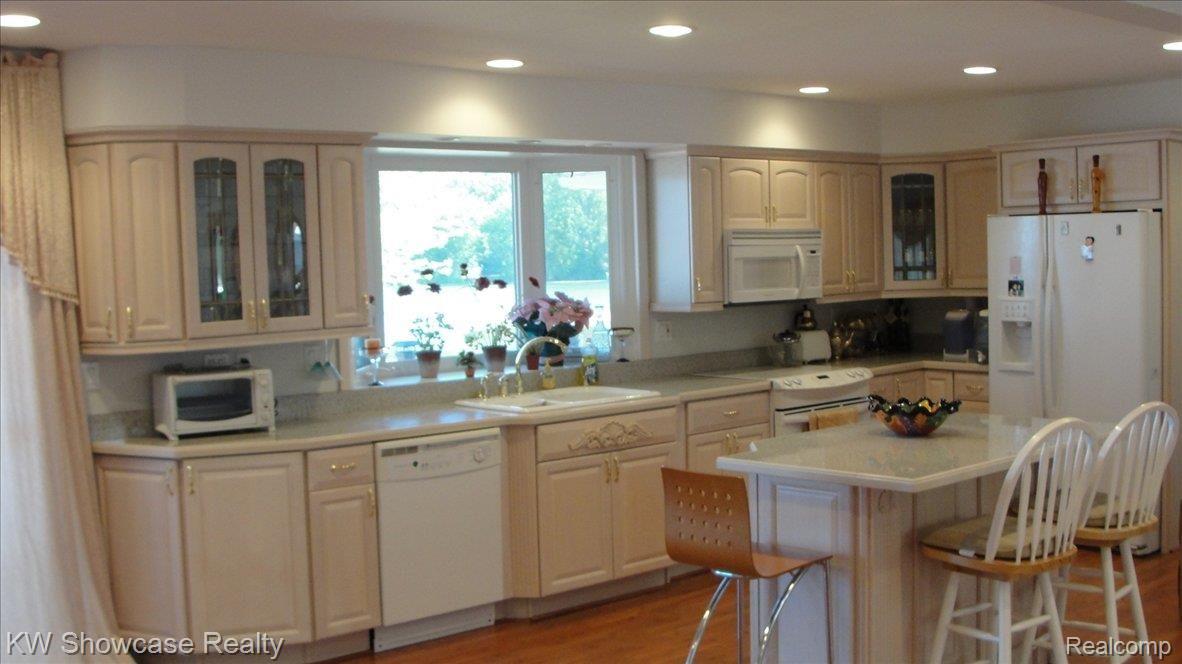 3945 Pitt Road Waterford, MI 48328 - Photo 3 of 24 Custom Gourmet Kitchen