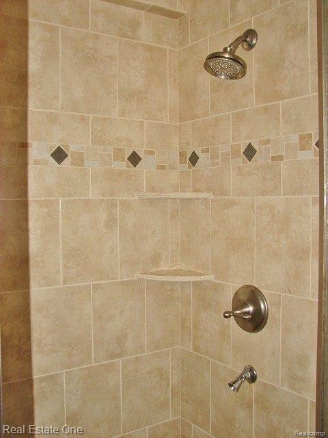 231 Nesbit Lane Rochester, MI 48309 - Photo 11 of 14 11 Bathroom