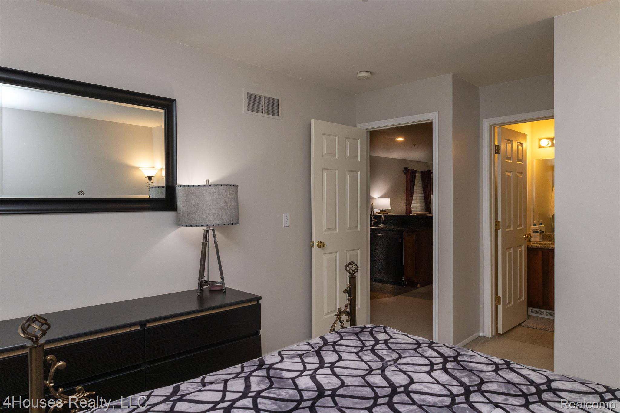 654 Lydia Lane, Unit 48 Pontiac, MI 48341 - Photo 20 of 38 Primary Bedroom Furnished