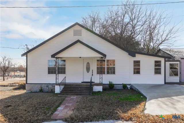 $214,000 | 104 East Whitney Street, Hamilton, TX 76531