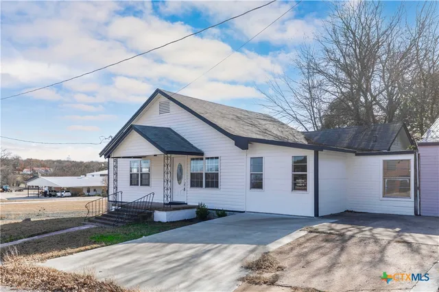 $214,000 | 104 East Whitney Street, Hamilton, TX 76531