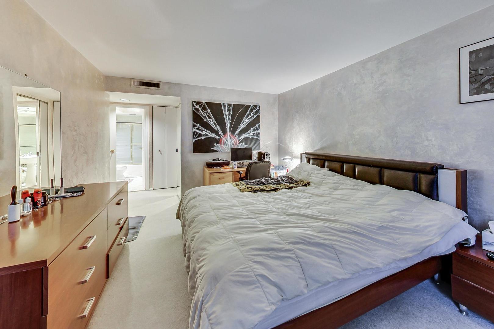 6007 North Sheridan Road, Unit 17DF Chicago, IL 60660 - Photo 11 of 20 a bedroom with a bed and a large mirror