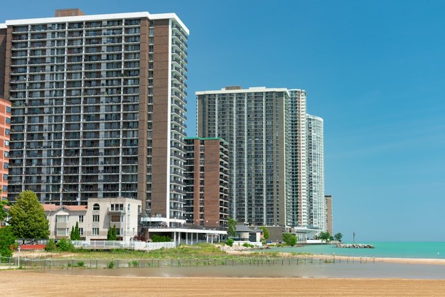 6007 North Sheridan Road, Unit 17DF Chicago, IL 60660 - Photo 18 of 20 a front view of a building