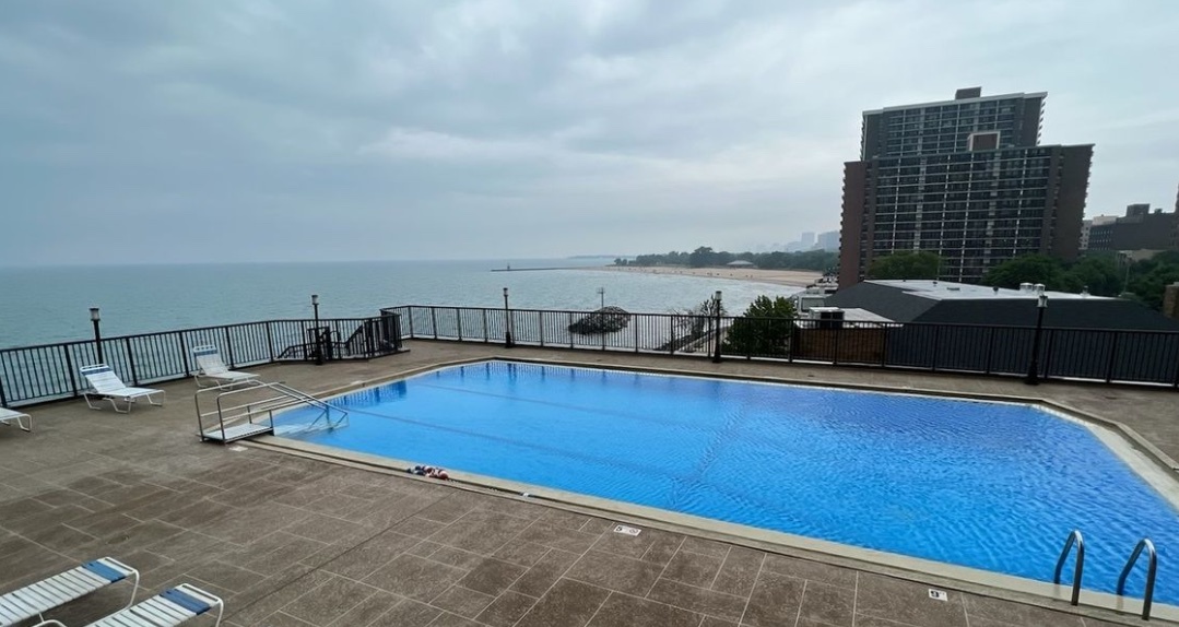 6007 North Sheridan Road, Unit 17DF Chicago, IL 60660 - Photo 19 of 20 a view of a terrace with chairs