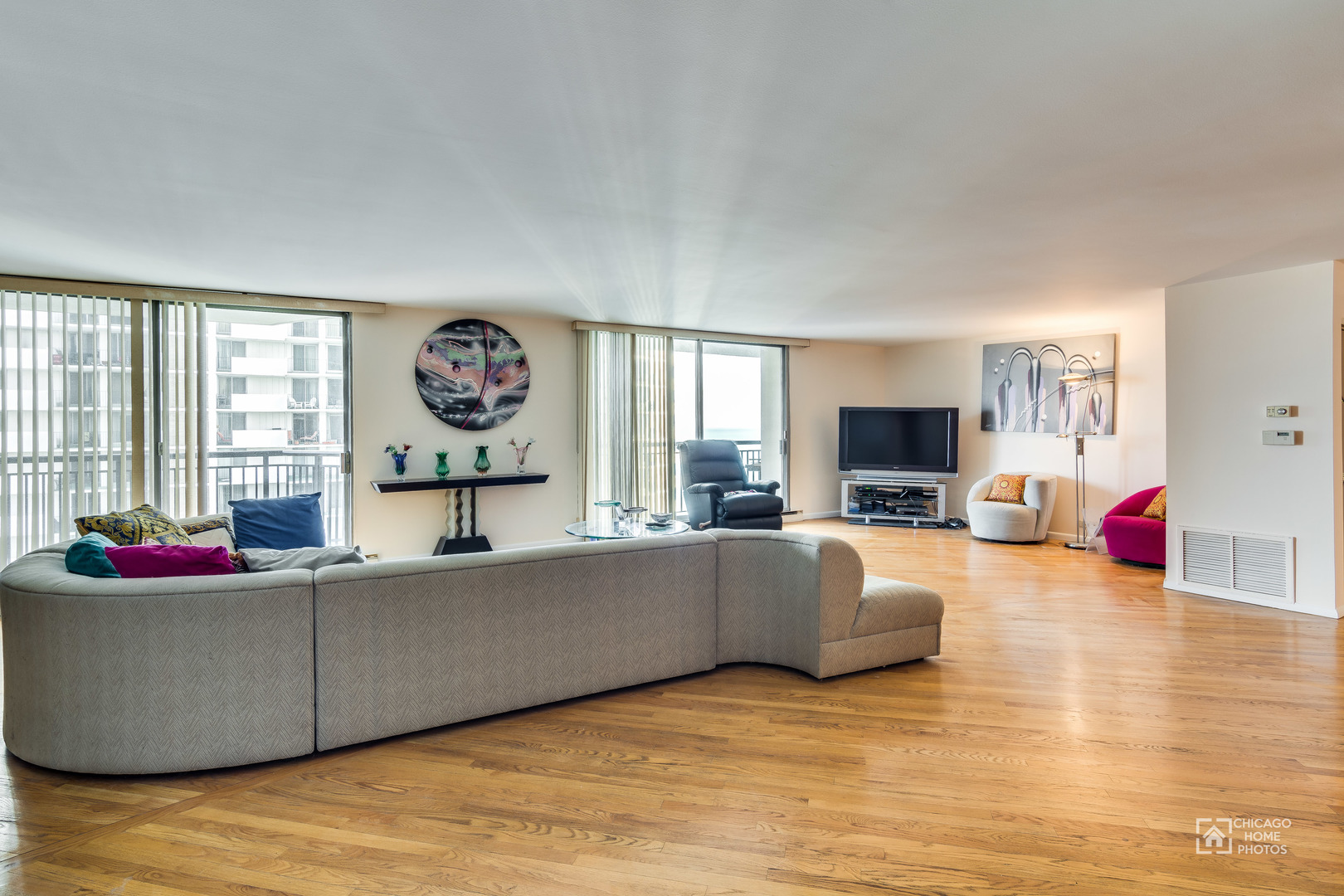 6007 North Sheridan Road, Unit 17DF Chicago, IL 60660 - Photo 3 of 20 a living room with furniture and a flat screen tv