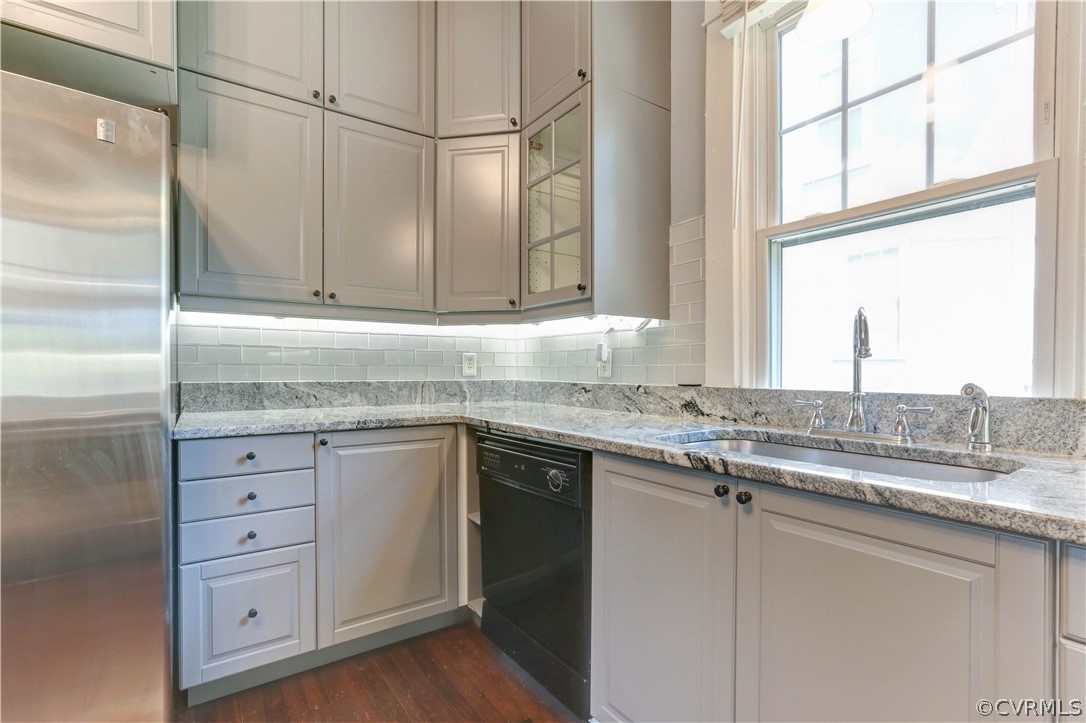 111 Overbrook Road Richmond, VA 23222 - Photo 11 of 43 Kitchen - Custom cabinets go to ceiling, granite,