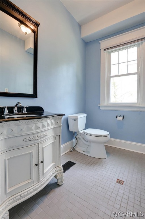 111 Overbrook Road Richmond, VA 23222 - Photo 16 of 43 Half Bath off hallway on the rest floor. Custom v