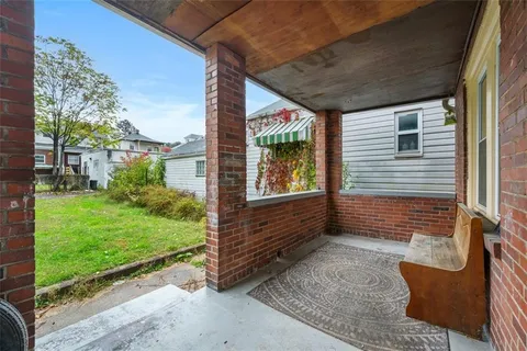 a view of a yard in front of house