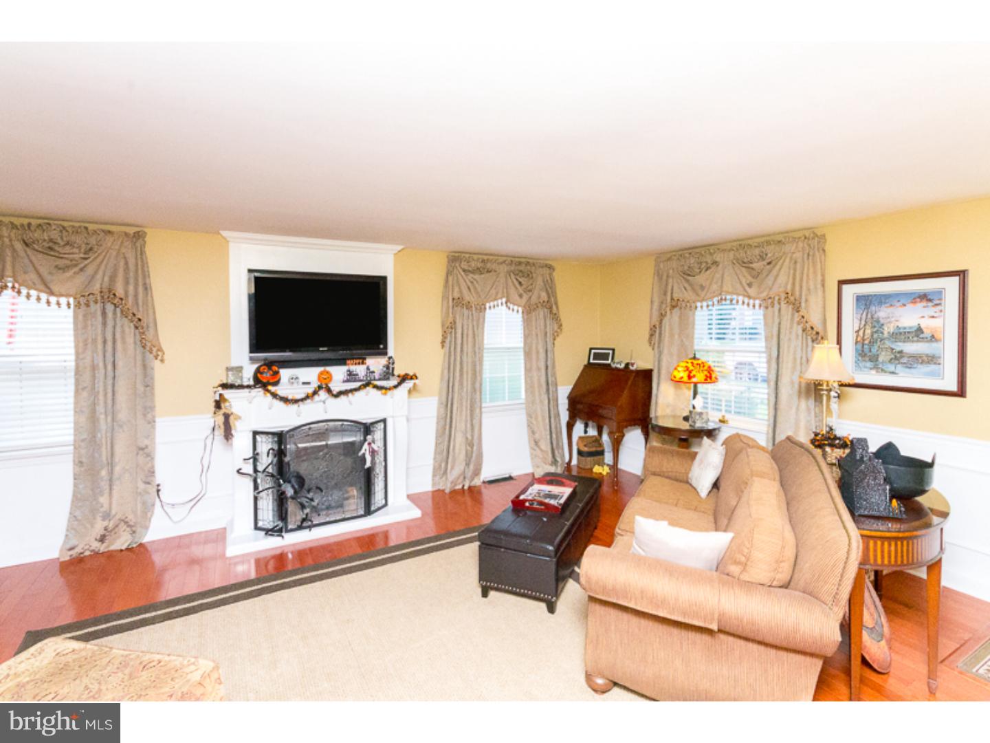563 Evans Road Springfield, PA 19064 - Photo 8 of 22 Living Room