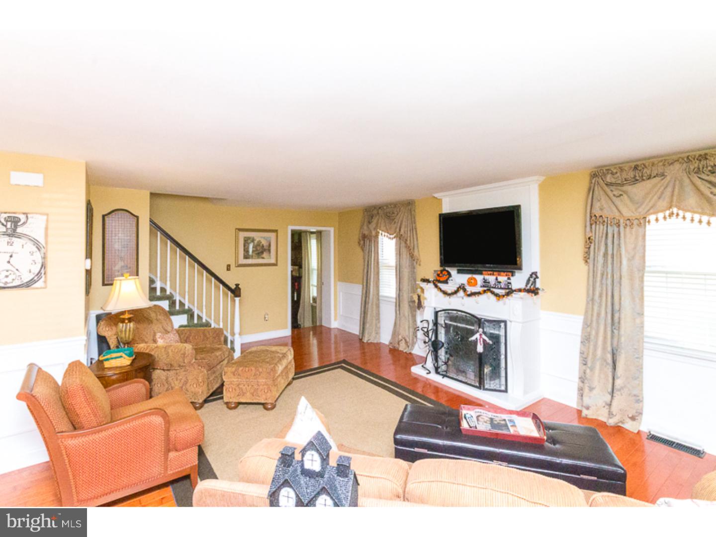 563 Evans Road Springfield, PA 19064 - Photo 9 of 22 Living Room