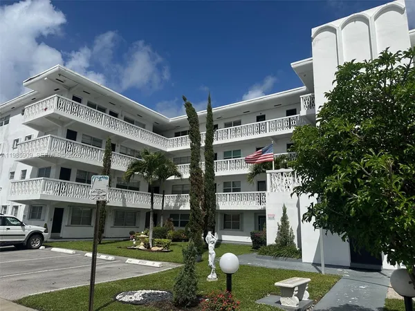 $1,700 | 11685 Canal Drive, Unit 205, North Miami, FL 33181