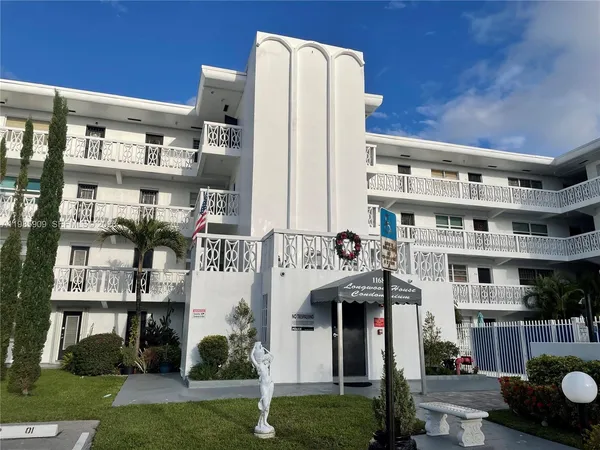 $1,700 | 11685 Canal Drive, Unit 205, North Miami, FL 33181