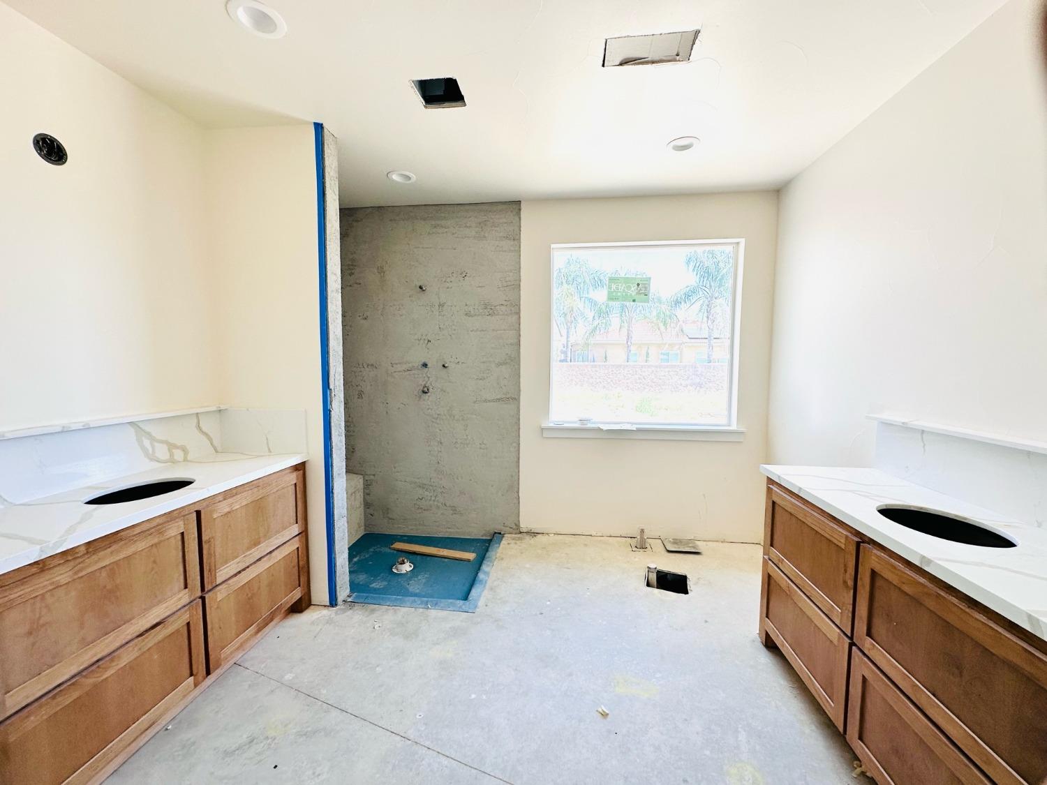 3076 Lester Avenue Clovis, CA 93619 - Photo 34 of 47 a spacious bathroom with a tub sink and mirror
