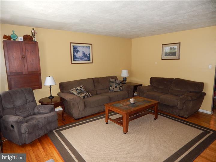 311 Gilpin Road Willow Grove, PA 19090 - Photo 2 of 7 Living Room