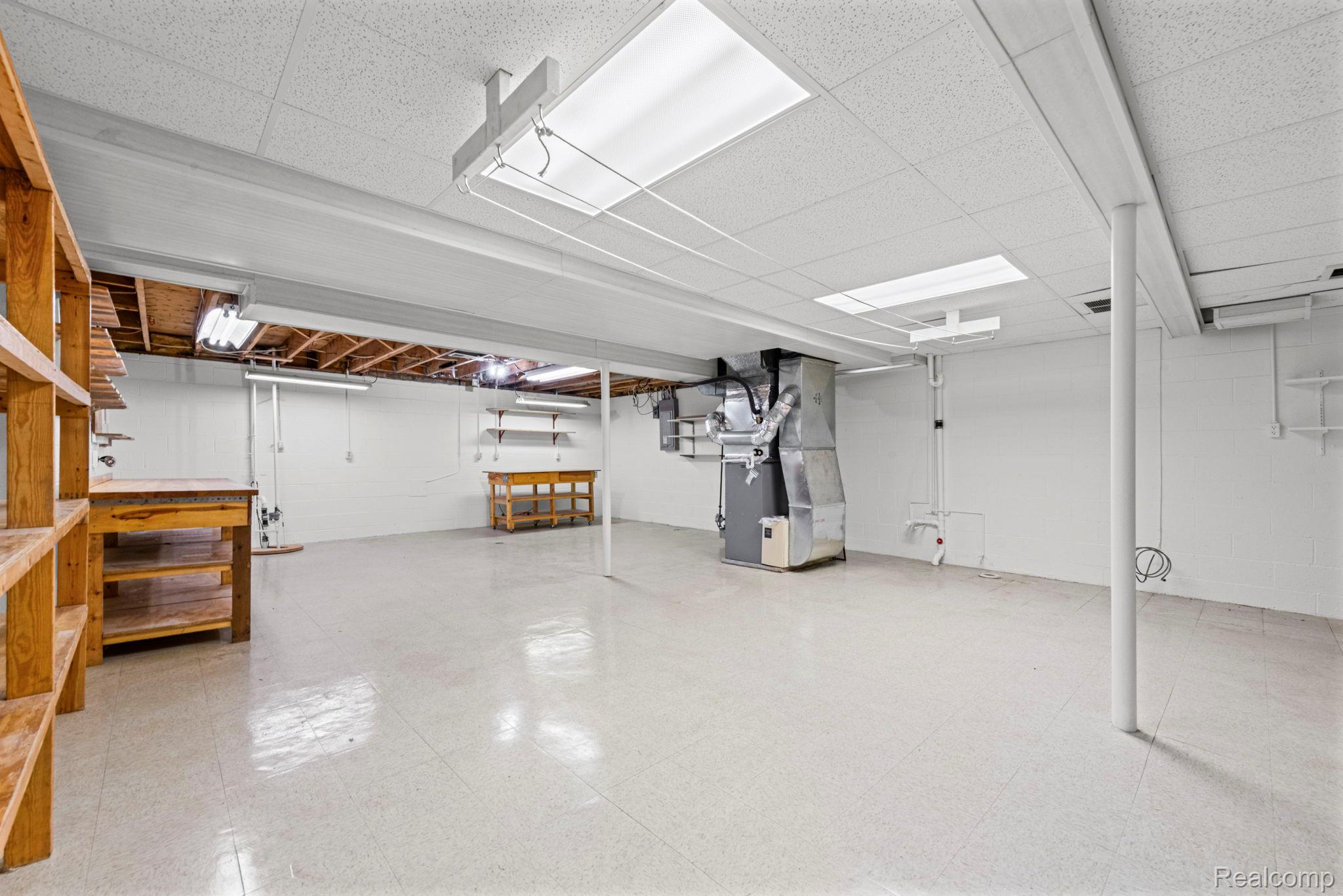 21580 Georgetown Road Trenton, MI 48183 - Photo 27 of 36 Expansive lower level featuring white painted walls and a light-toned flooring