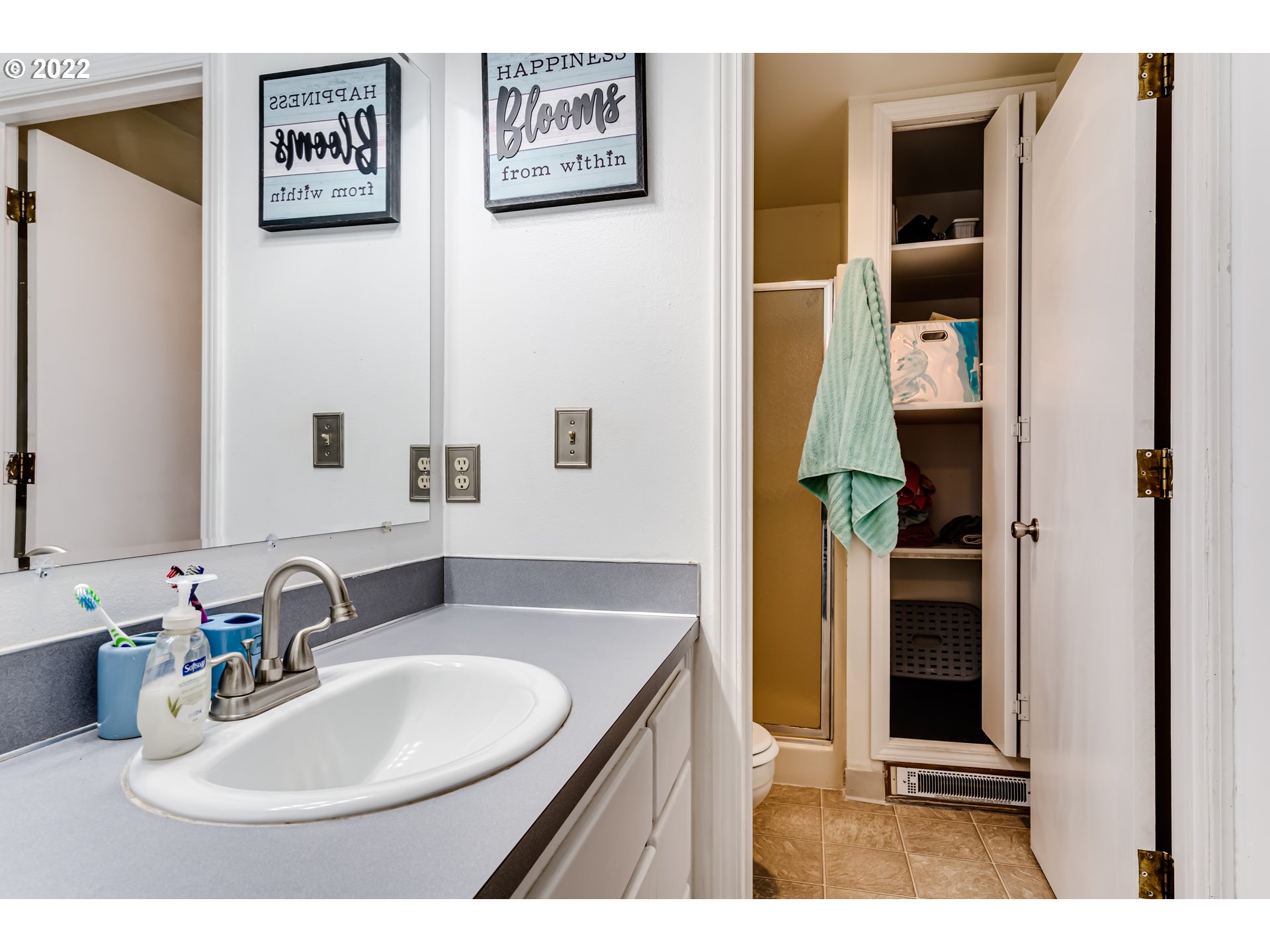 355 South 70th Street Springfield, OR 97478 - Photo 20 of 25 a bathroom with a sink and a mirror