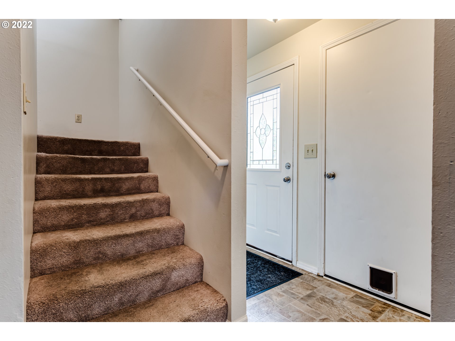 355 South 70th Street Springfield, OR 97478 - Photo 4 of 25 a view of entryway