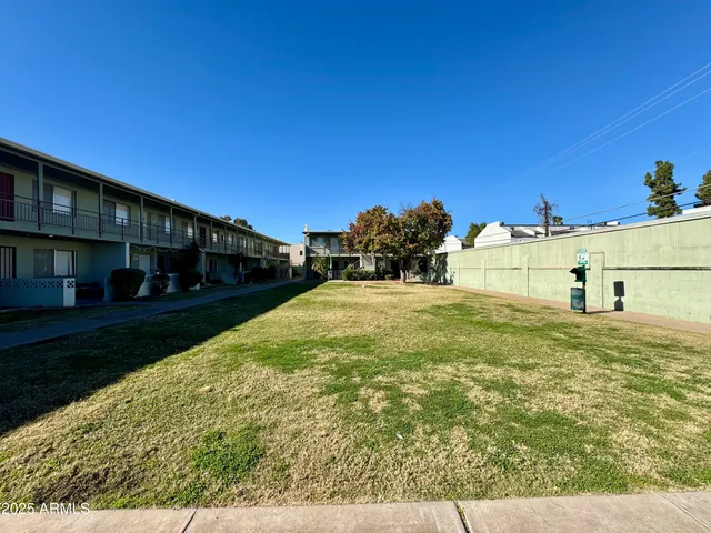 a view of a backyard