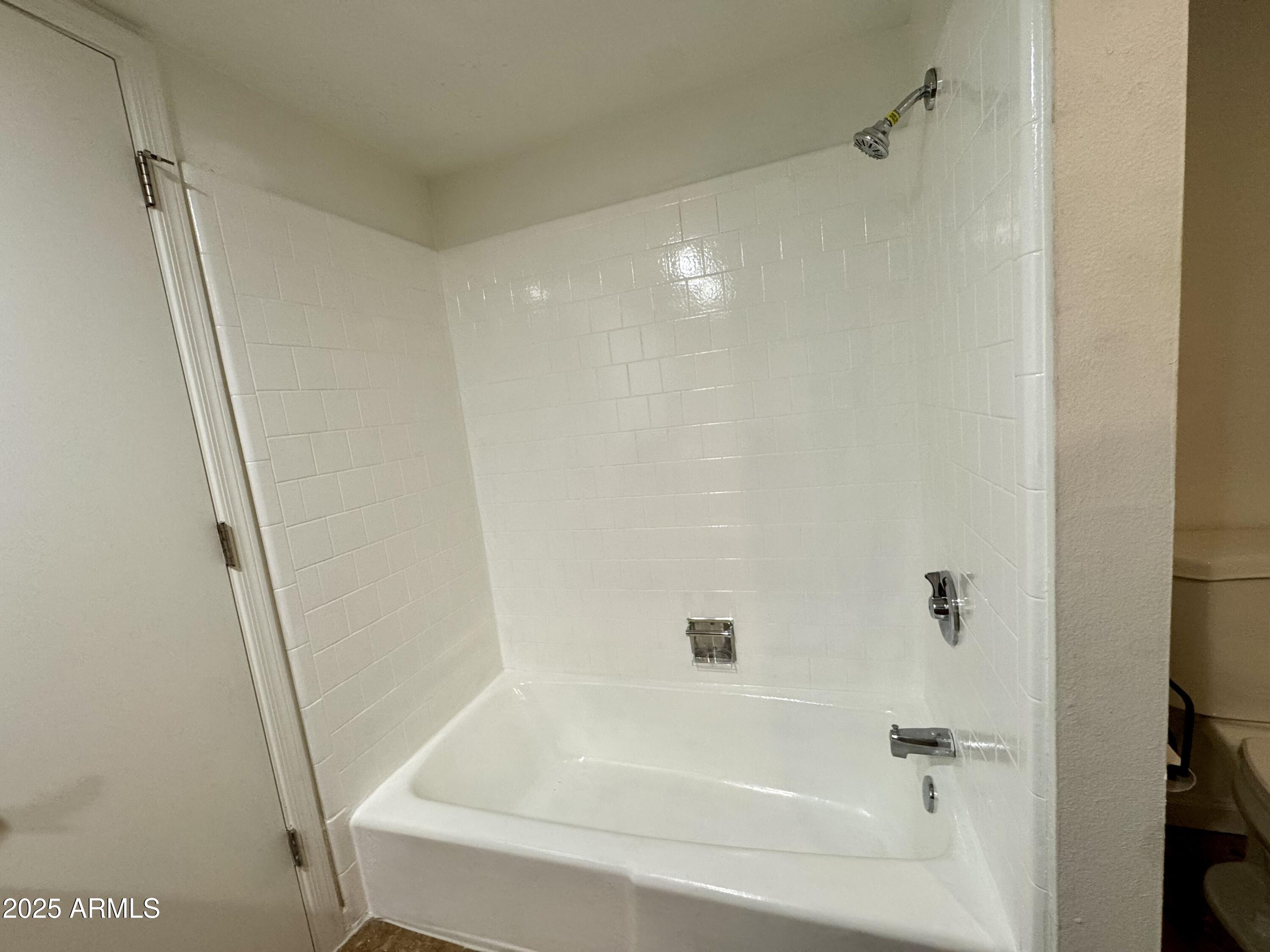1702 West Tuckey Lane, Unit 231 Phoenix, AZ 85015 - Photo 8 of 26 a bathroom with a bathtub