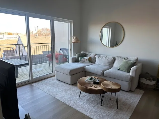 $3,750 | 3204 North Clifton Avenue, Unit 402, Chicago, IL 60657